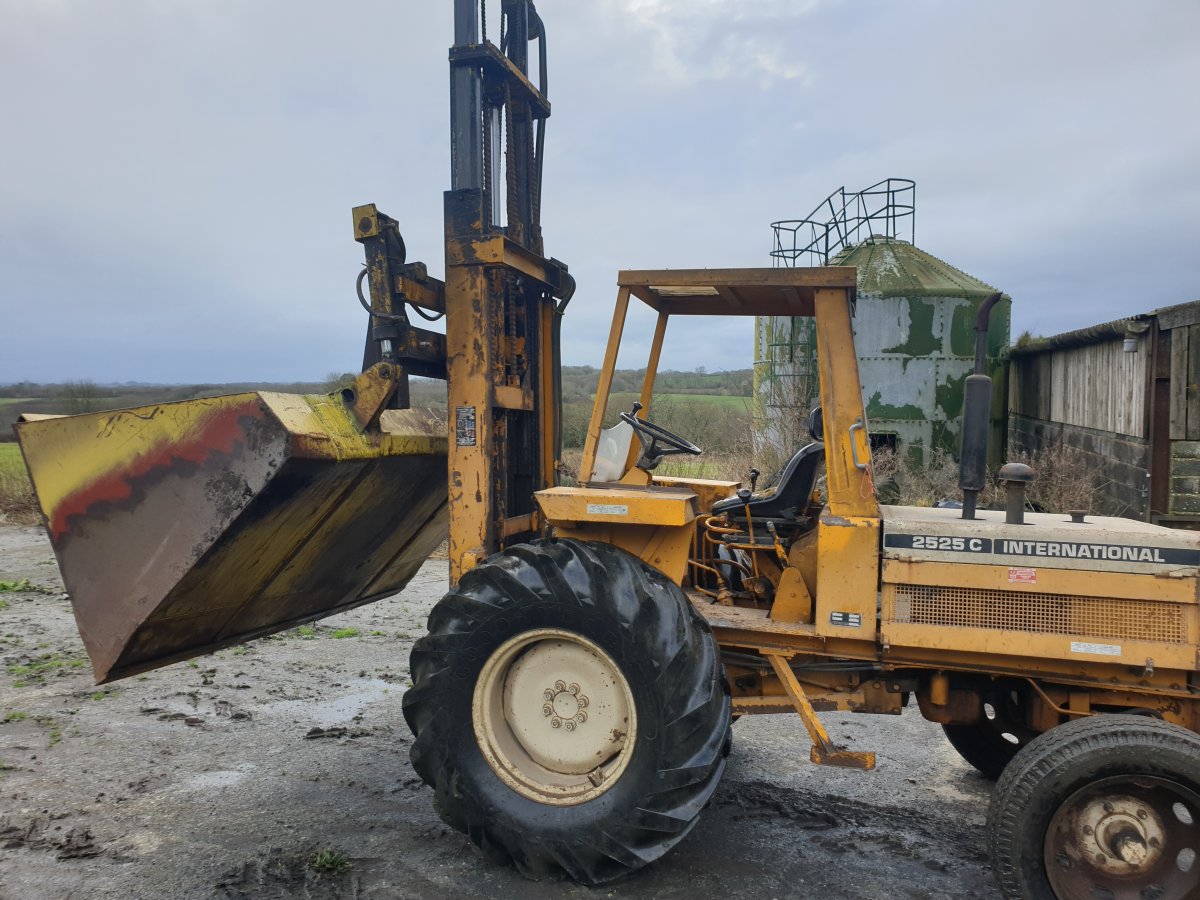 International Forklift. 2525C IH Construction Equipment Red Power