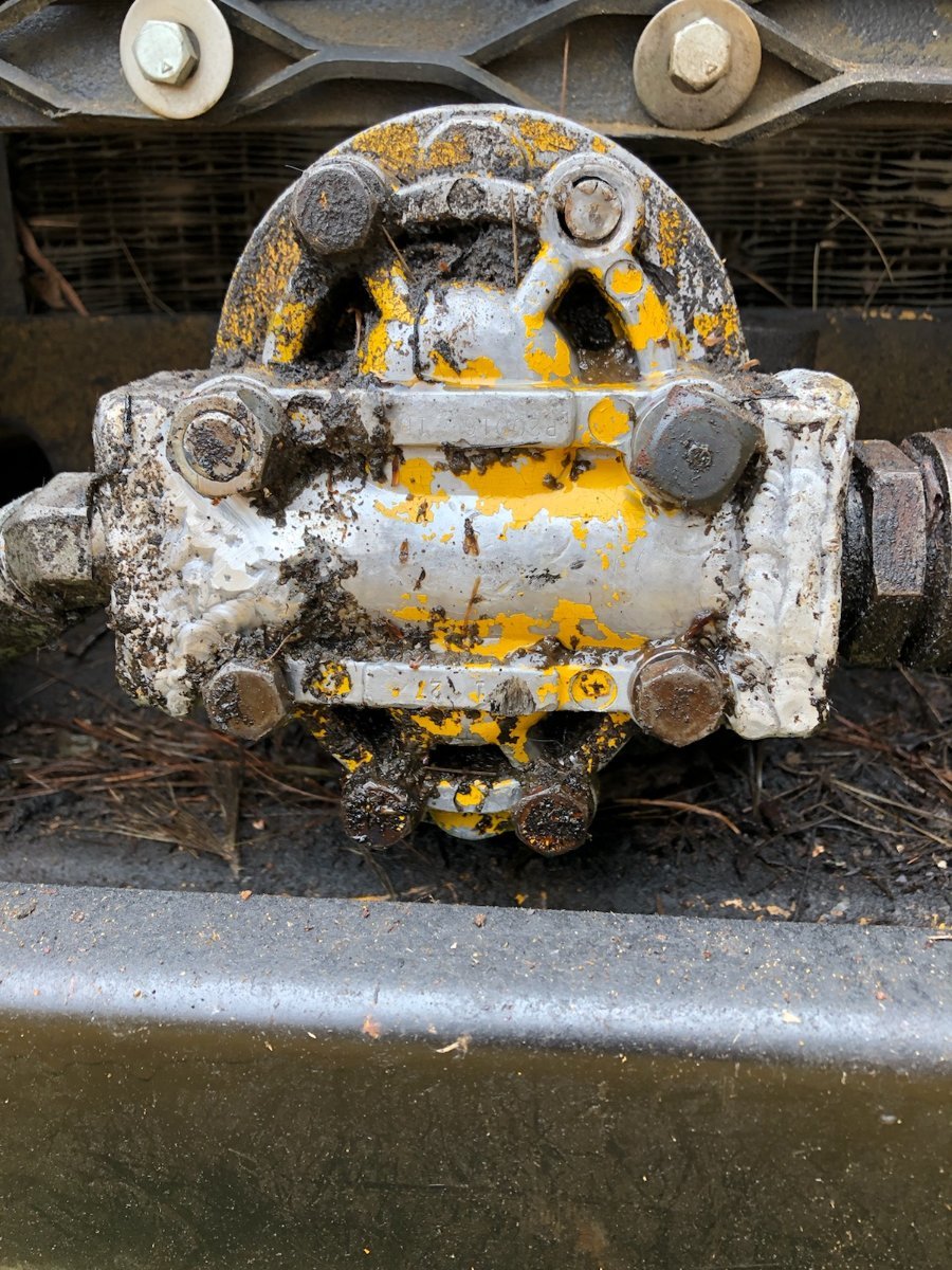 3414 hydraulic pump identification IH Construction Equipment Red