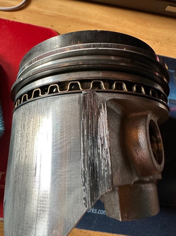 Scoring on piston after just 99 hours Technical IH Talk Red Power