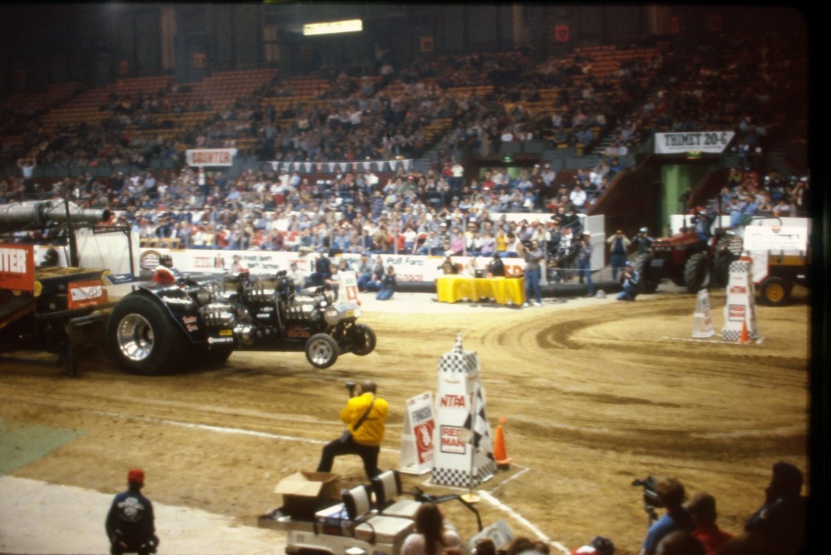 Unlimited modified Pulling tractors - General Chat - Red Power Magazine ...