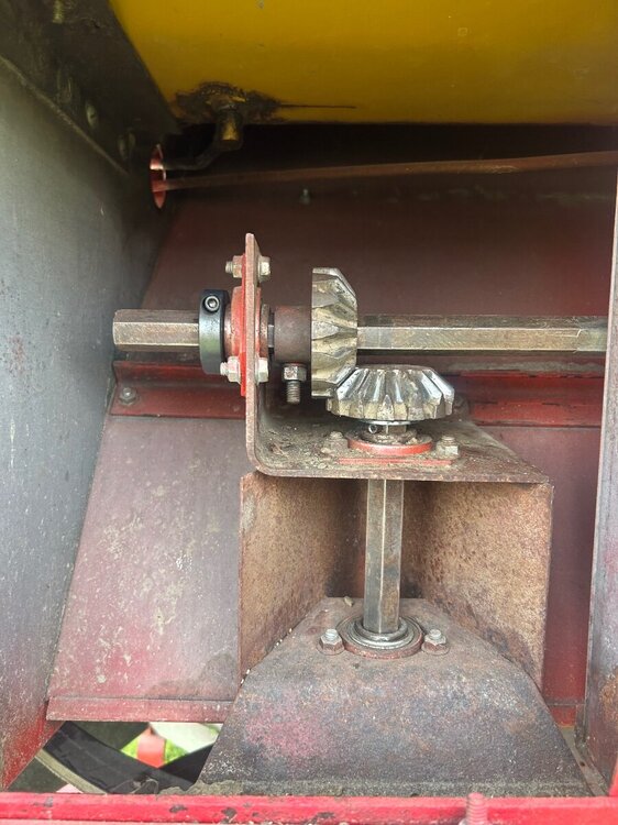 1440 chaff spreader bevel gear wear - Technical IH Talk - Red Power ...